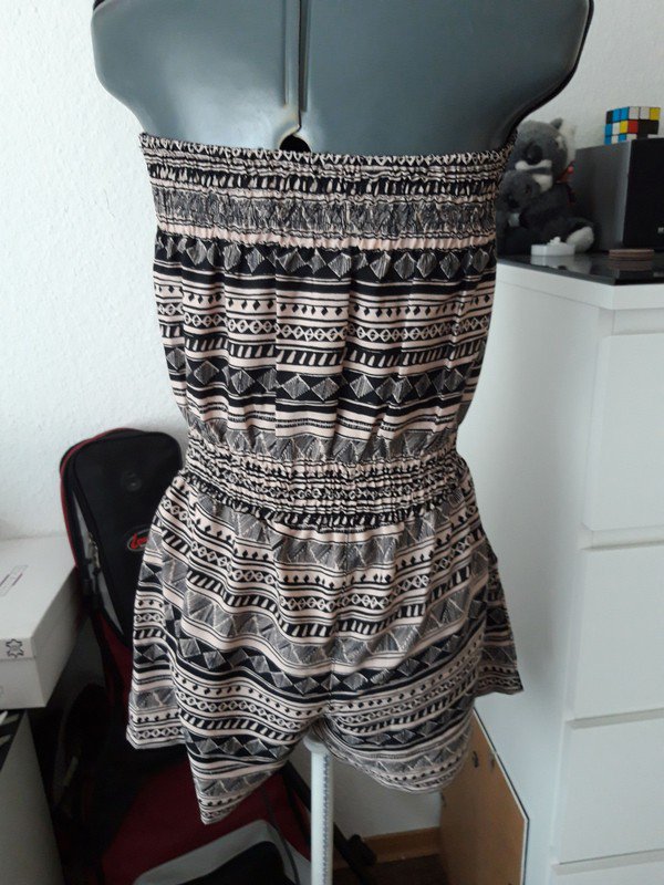 Sehr schöner neuer Schulterfreier Sommer Jumpsuit 
