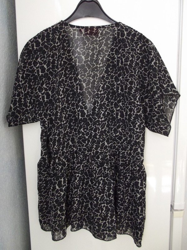 Sehr schöne feine Bluse mit Pailletten