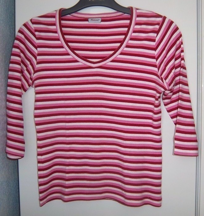 Schönes gestreiftes Shirt mit ¾ Armen