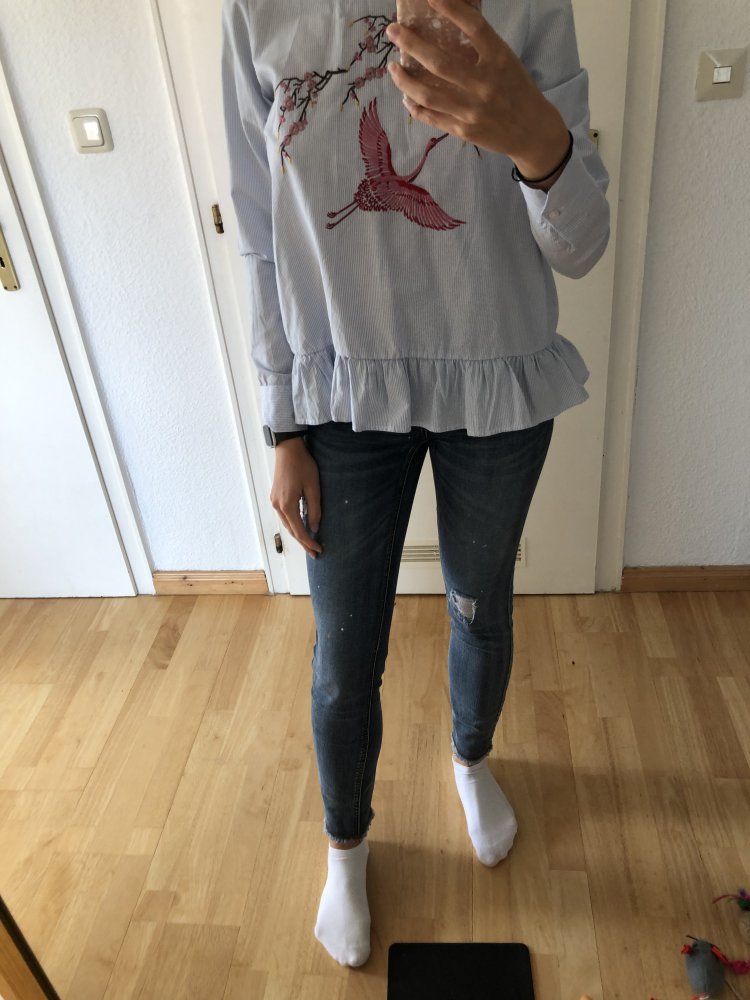 Gestreifte Bluse mit einem pinken Vogel