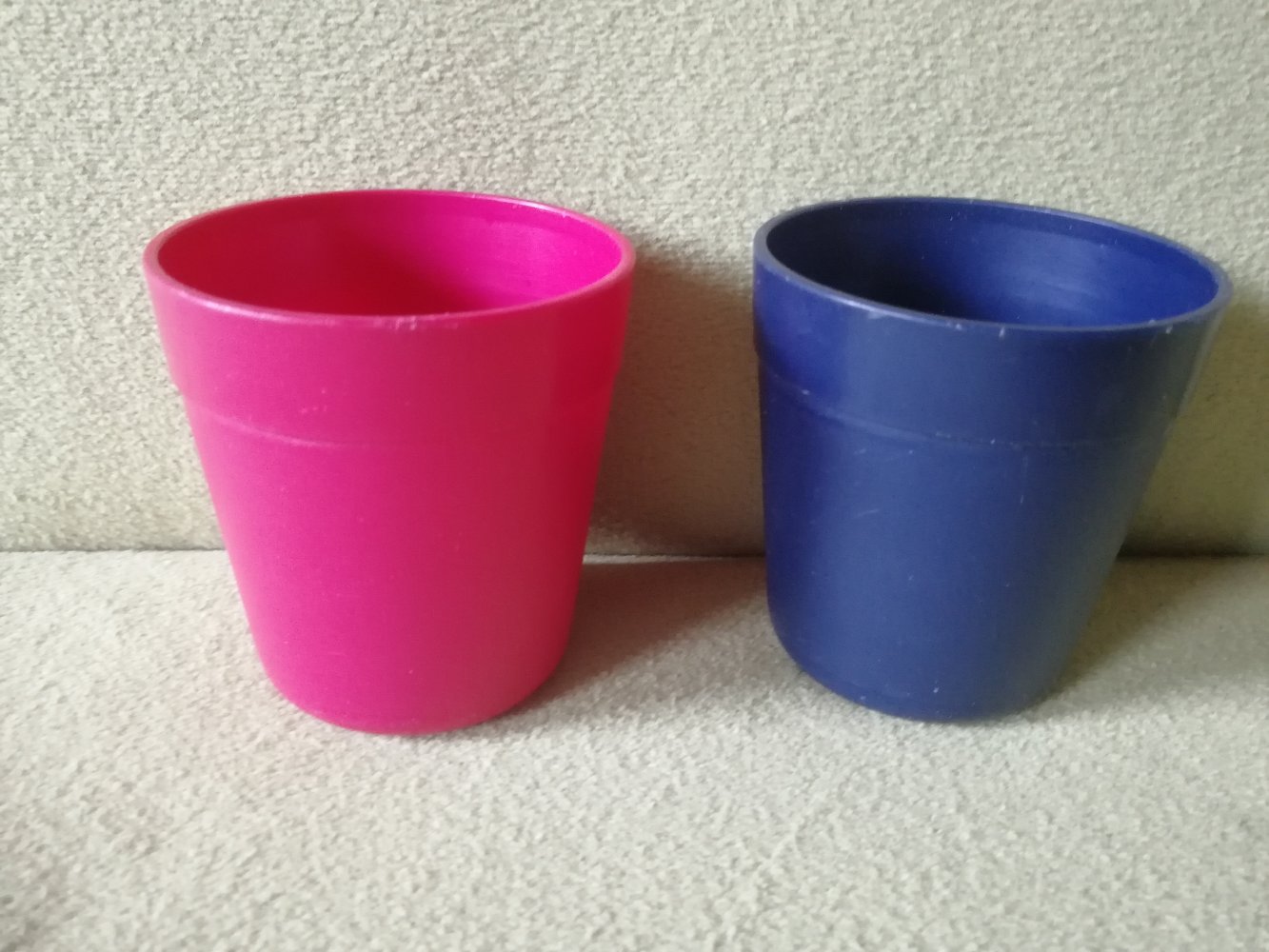 Becher Trinnkbecher Tupperware blau pink Camping Picknick
