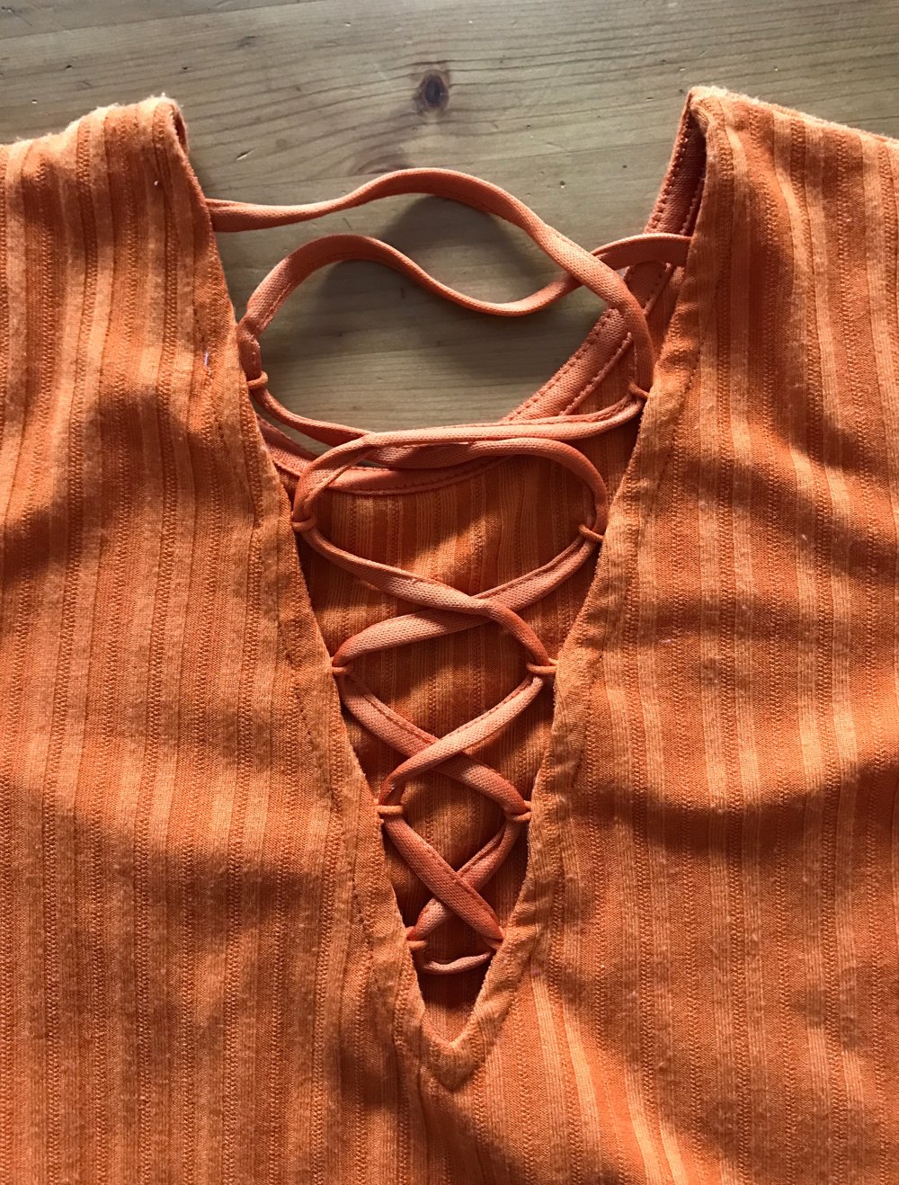 Shirt mit rückenausschnitt