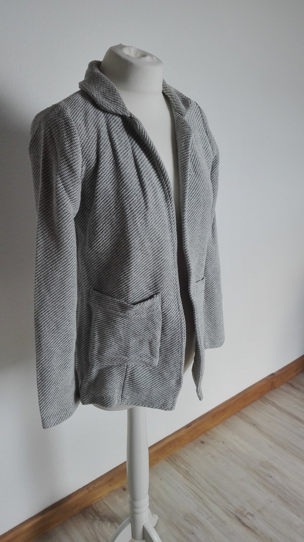 Grau weiß mellierter Cardigan von Clockhouse / C&A mit Kragen und Taschen in Größe 36