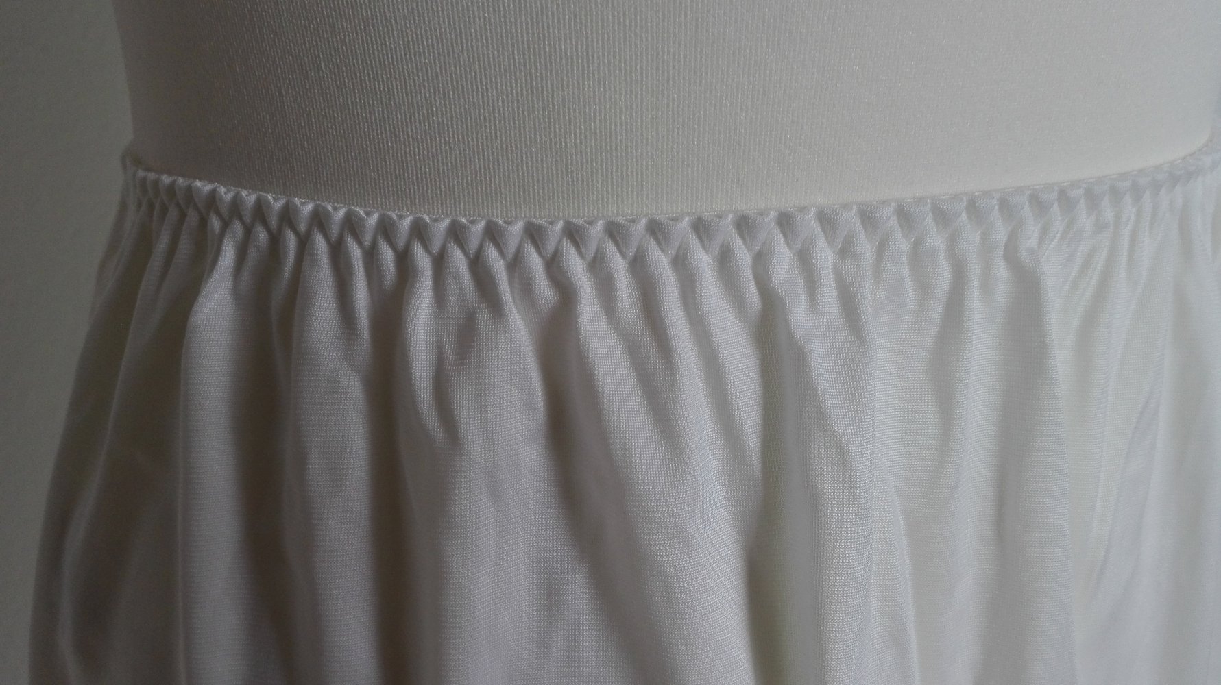 Weißer Unterrock von Triumph in Größe 36 - 42 mit verziertem Saum und Gummibund flexibel größenflexibel