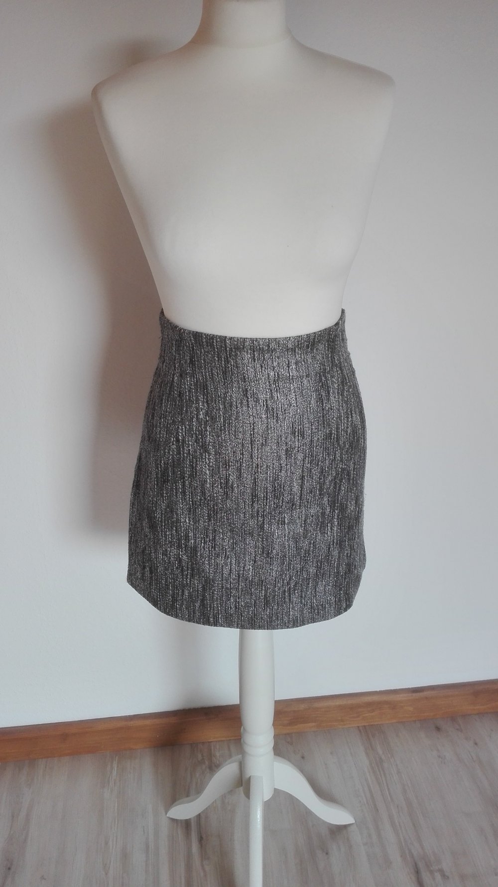 Silbergrauer Rock in Größe XS 34 von  H&M Herbst Winter Minirock silber grau schwarz 