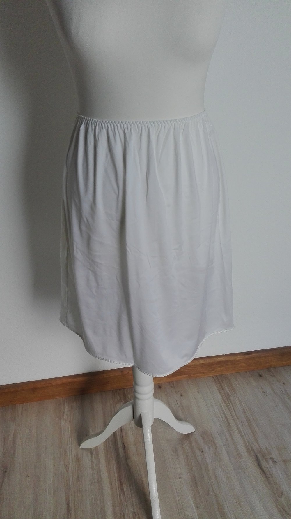 Weißer Unterrock von Triumph in Größe 36 - 42 mit verziertem Saum und Gummibund flexibel größenflexibel