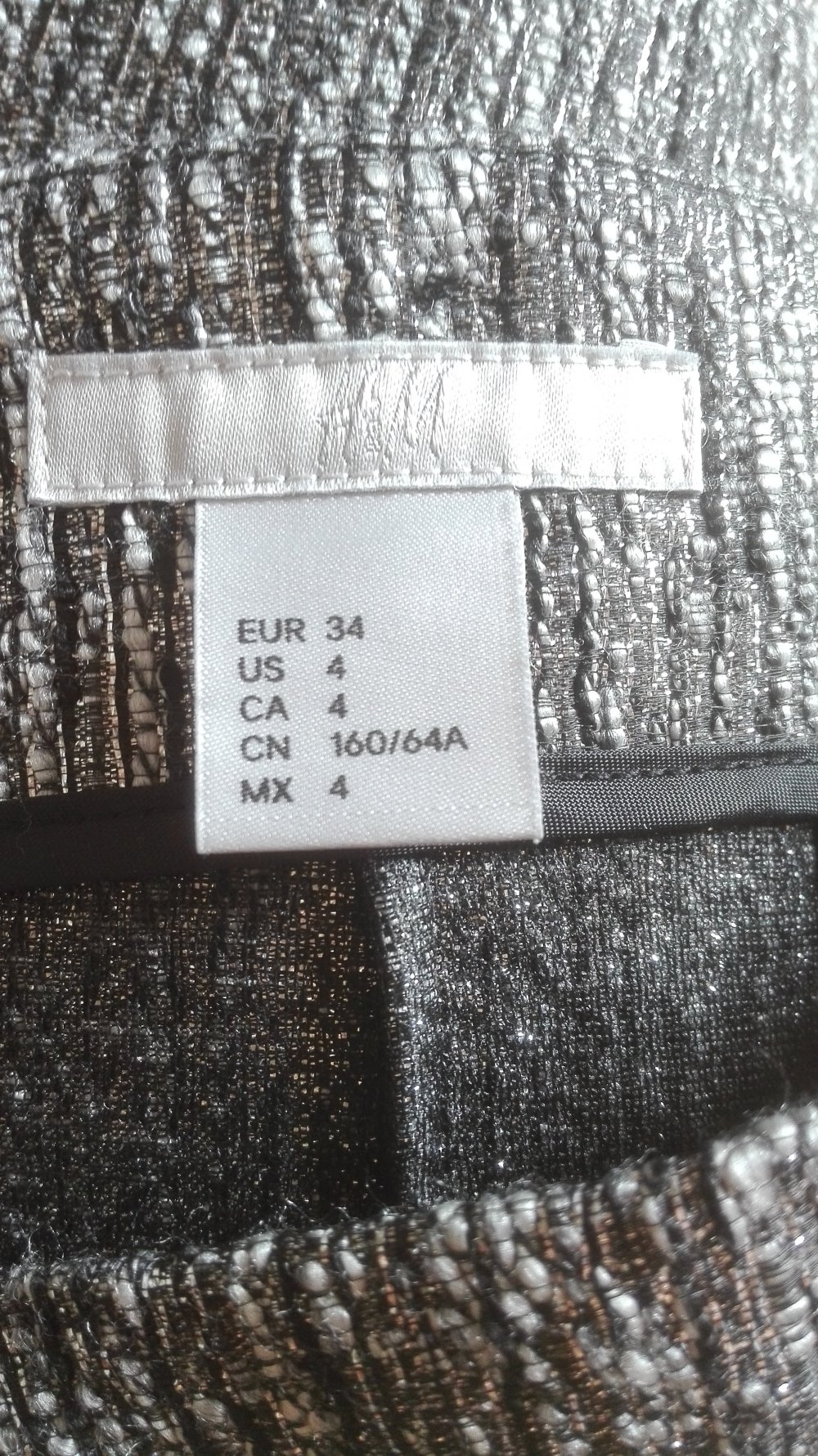 Silbergrauer Rock in Größe XS 34 von  H&M Herbst Winter Minirock silber grau schwarz 