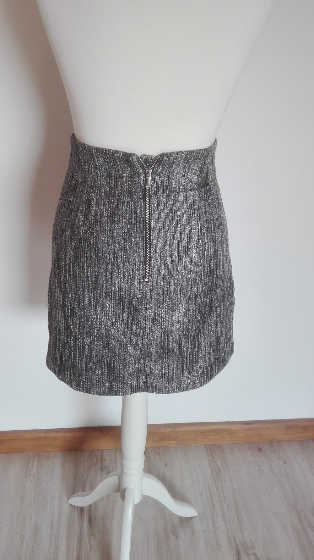 Silbergrauer Rock in Größe XS 34 von  H&M Herbst Winter Minirock silber grau schwarz 