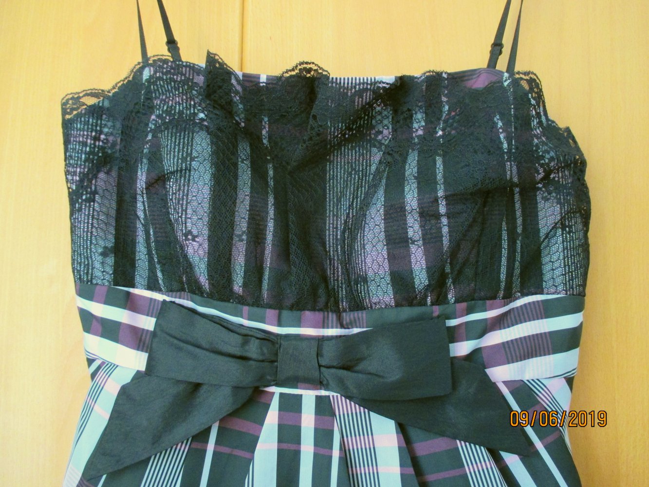 Schickes Kleid mit schwarzer Spitze, Gr. S