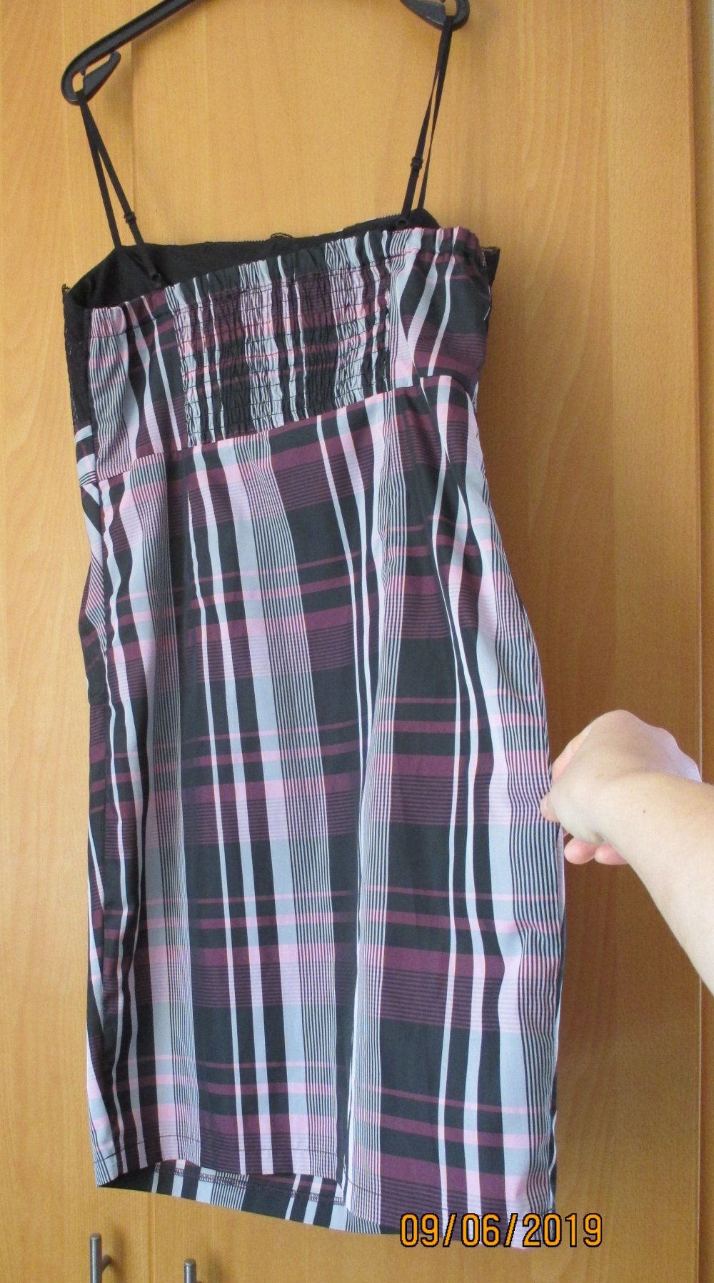 Schickes Kleid mit schwarzer Spitze, Gr. S