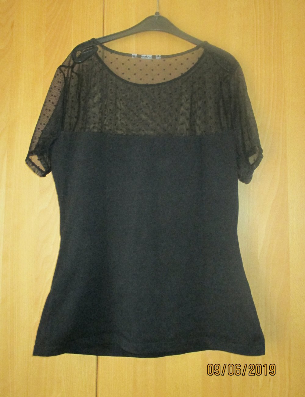 Schwarzes T-Shirt mit transparentem gepunktetem Teil, Gr. S