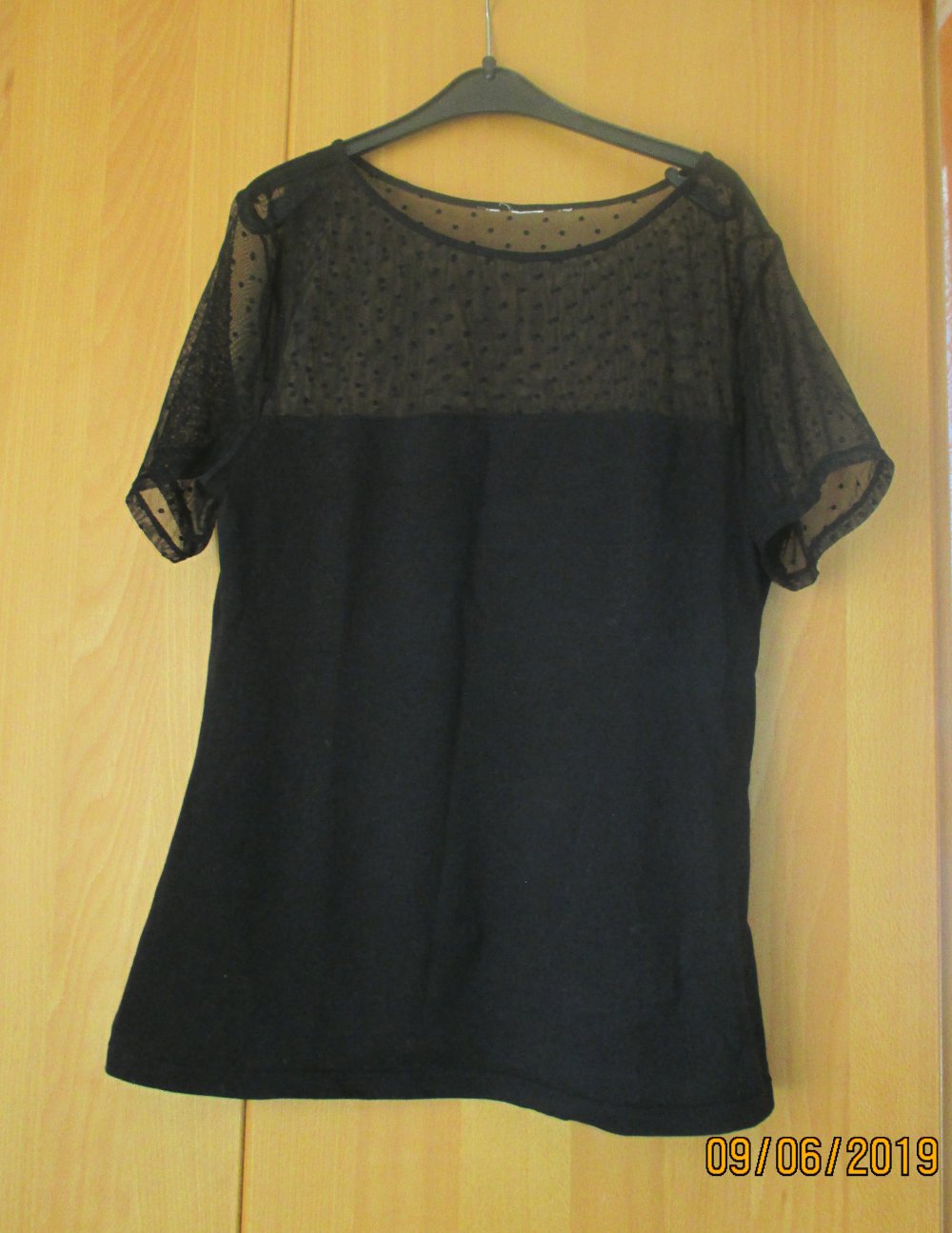 Schwarzes T-Shirt mit transparentem gepunktetem Teil, Gr. S