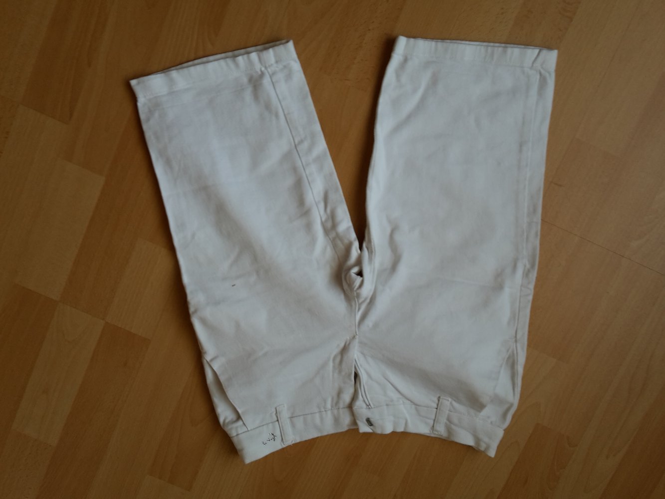 weiße kurze Hose bis zum Knie