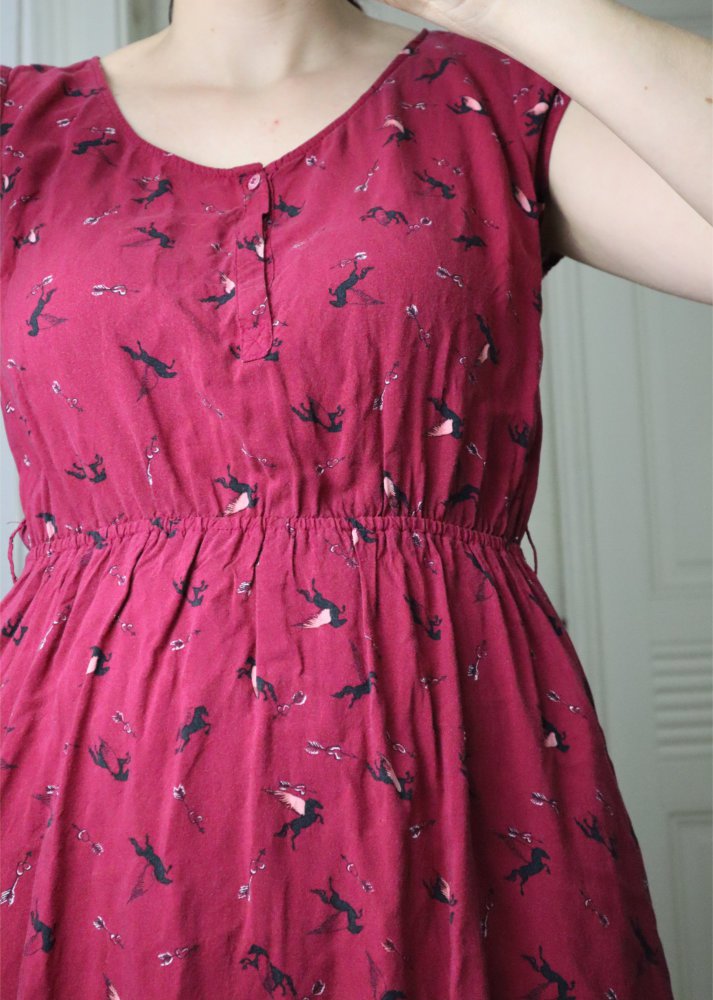rotes Kleid mit Pegasus-Muster