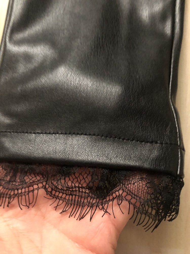 Enge Kunstleder-Hose mit Spitze / Leggings /Wetlook / L