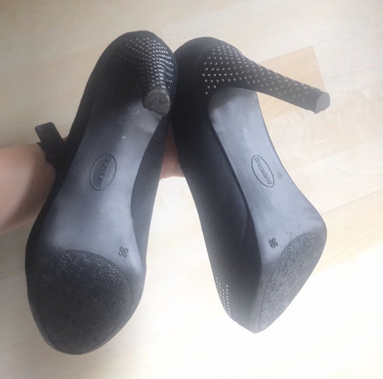 Schwarze Pumps gr.39 neuwertig Nieten Ziersteinchen