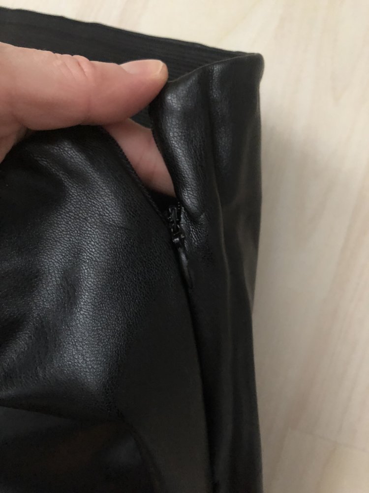Enge Kunstleder-Hose mit Spitze / Leggings /Wetlook / L
