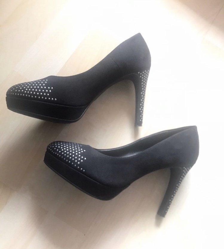 Schwarze Pumps gr.39 neuwertig Nieten Ziersteinchen