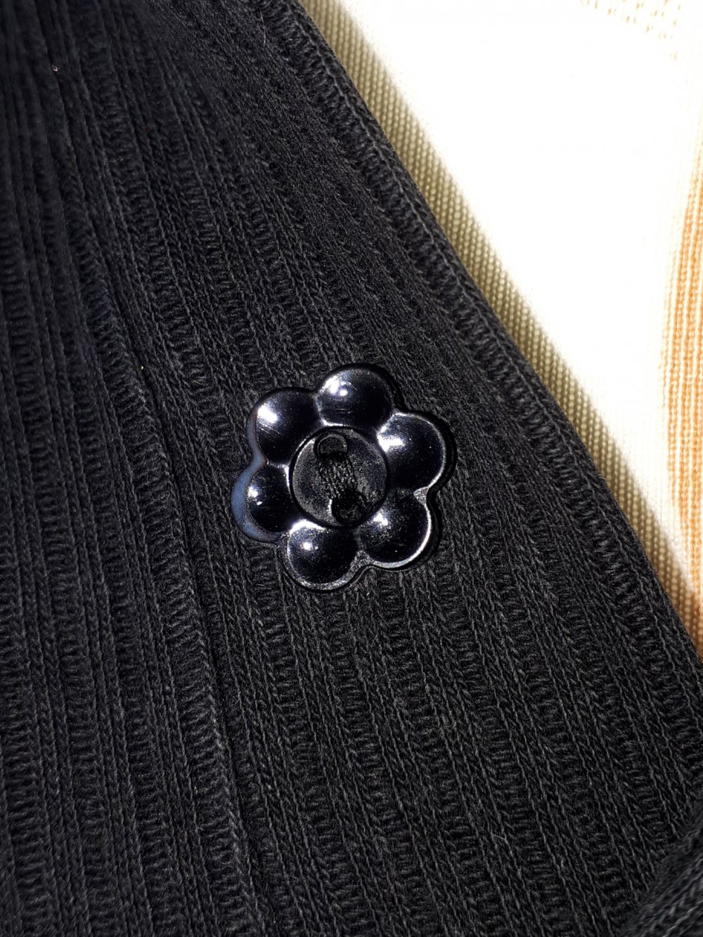 Schwarzes Vintage Polo-Shirt mit Blumenknöpfen