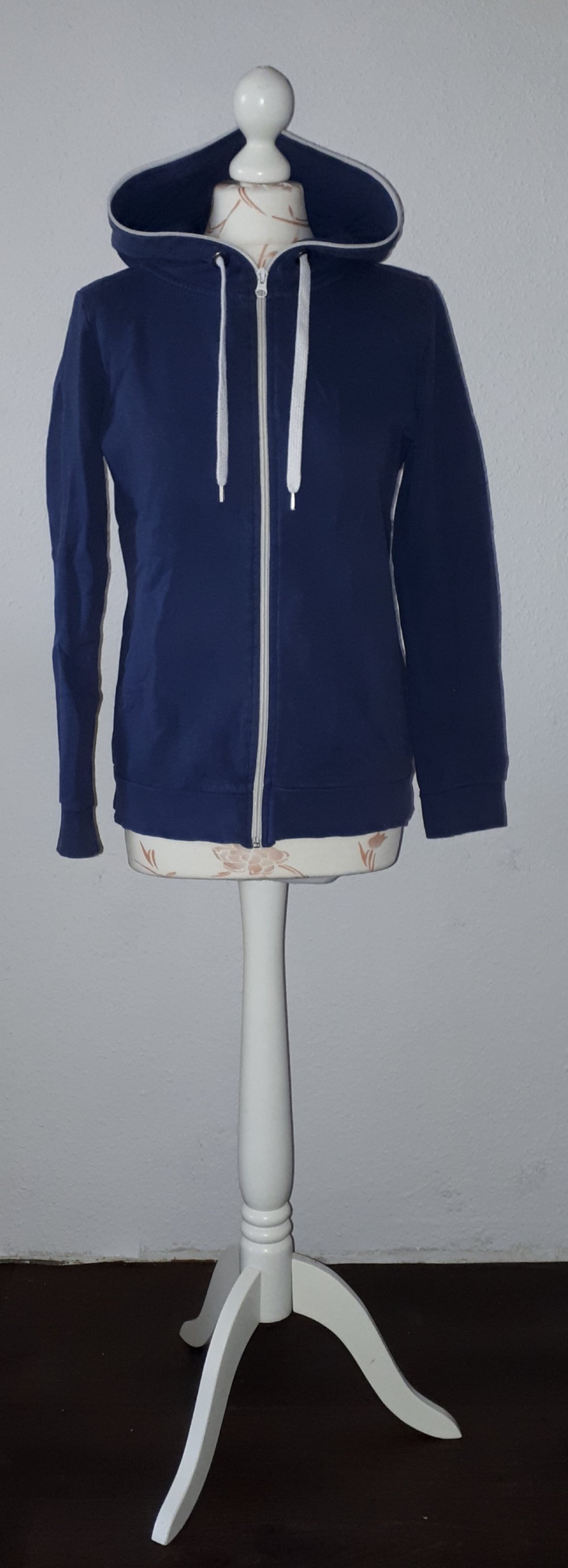 Blauer Kapuzenpulli