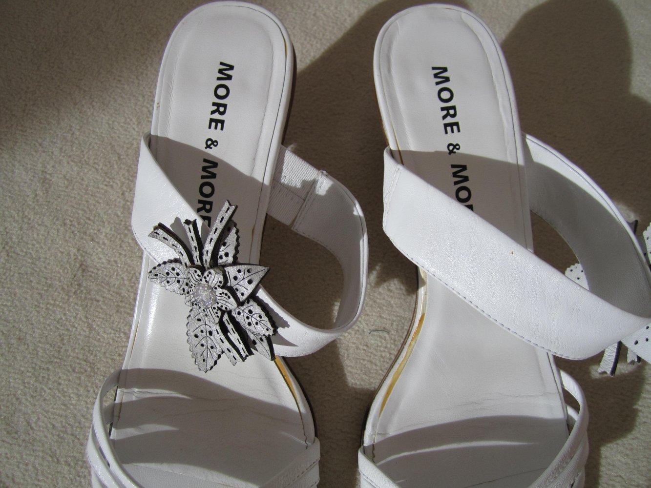 Mor& More Sandalen Pantoletten Gr. 39 weiß mit Blüte