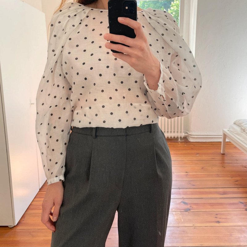 Mango Bluse mit Punkten Polkadots leichte Schlupfbluse geraffte Schulter