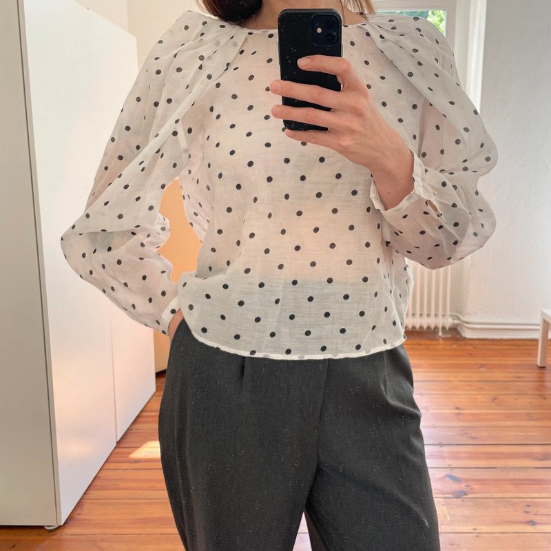 Mango Bluse mit Punkten Polkadots leichte Schlupfbluse geraffte Schulter