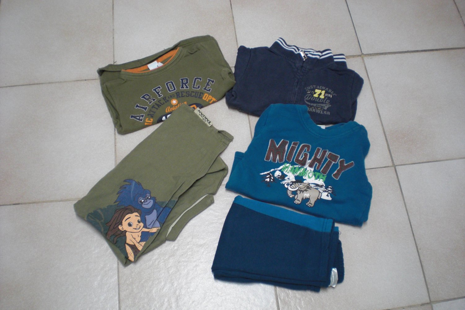 2 Pullover, 1 Sweatjacke und 1 Set