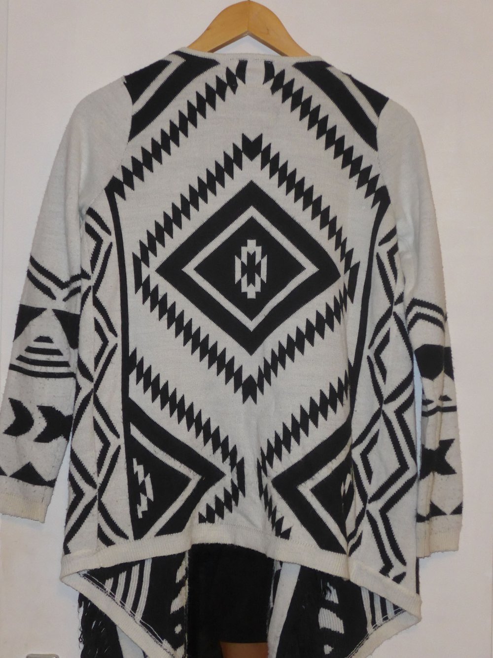schwarz-weiße Strickjacke