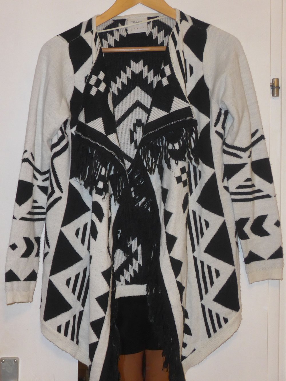 schwarz-weiße Strickjacke
