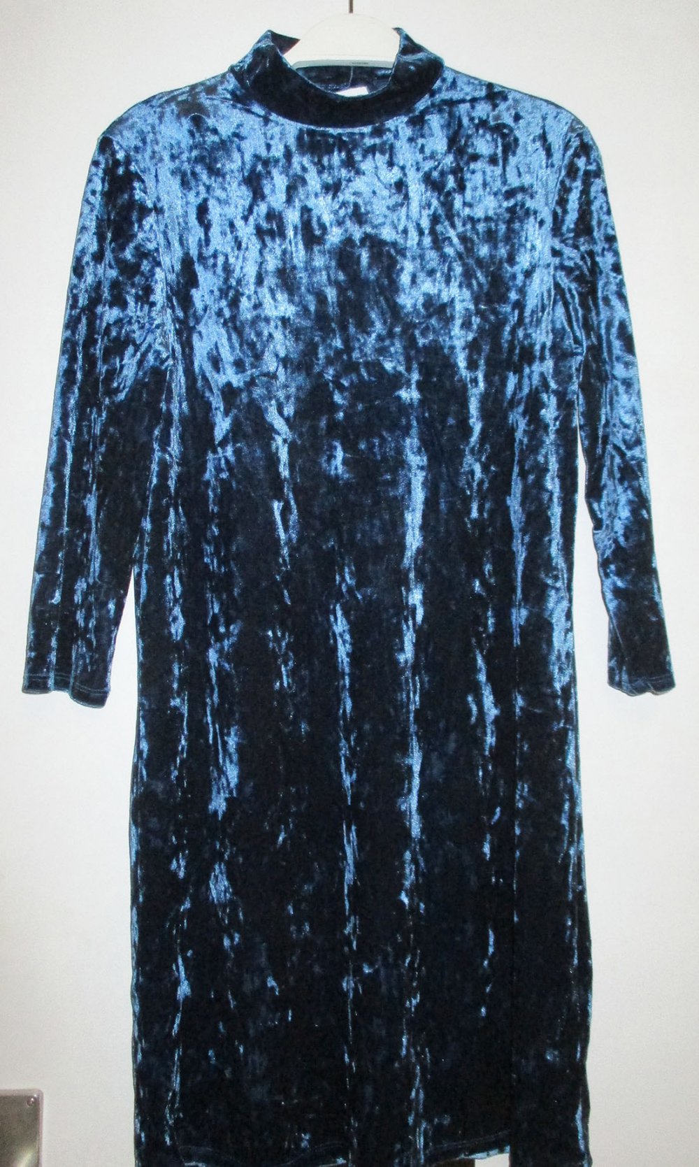 süßes blaues Samtkleid