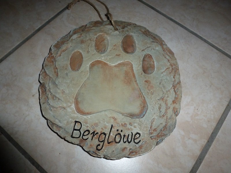 Schild mit Aufhänger und Pfotenabdruck Berglöwe