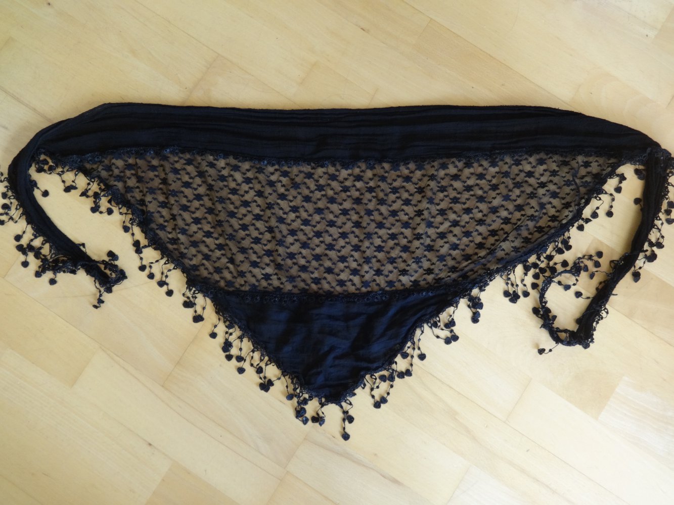 verspieltes schwarzes Halstuch