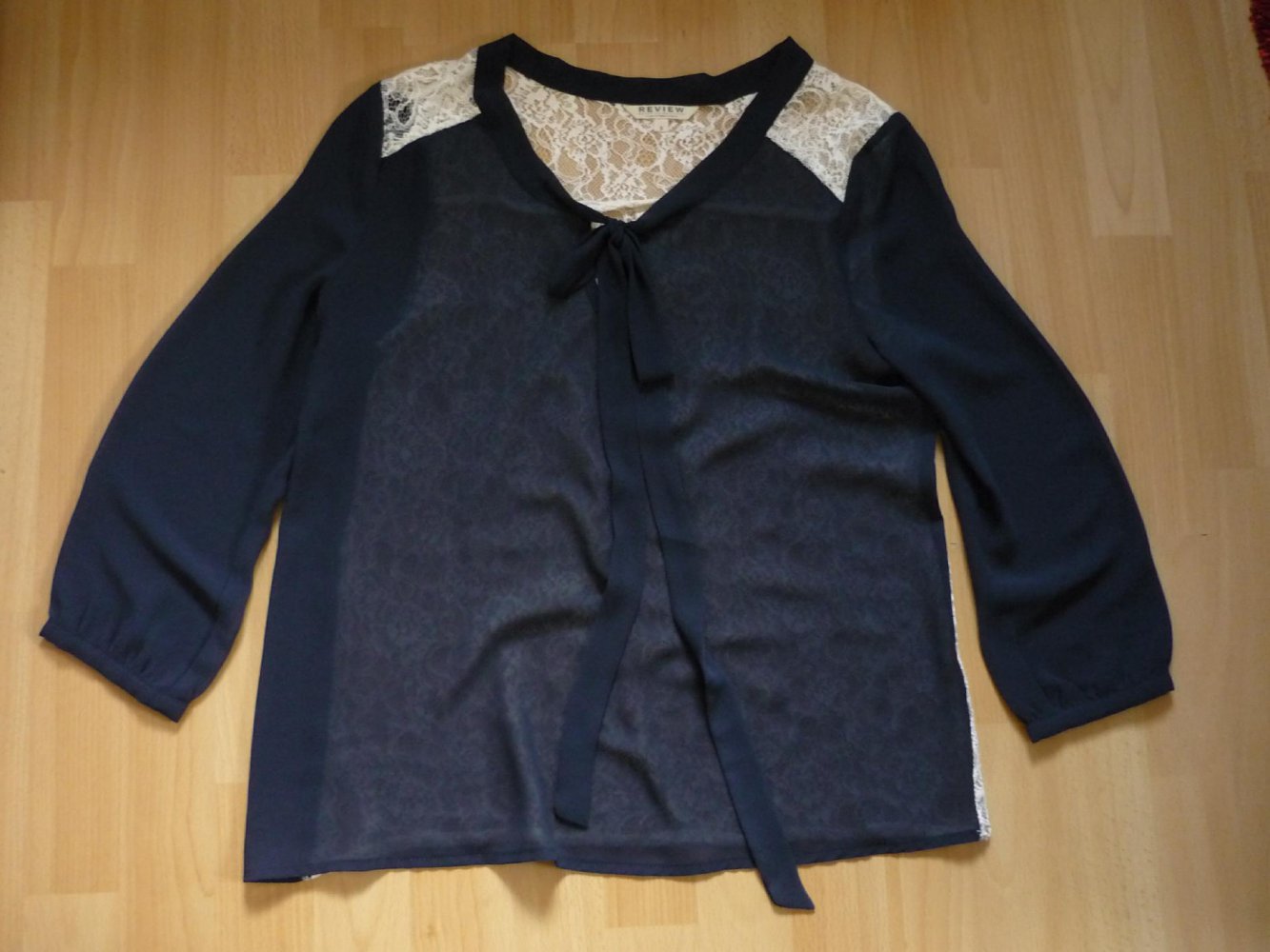 blaue Schluppenbluse mit weißer Spitze am Rücken - Gr. S - Review