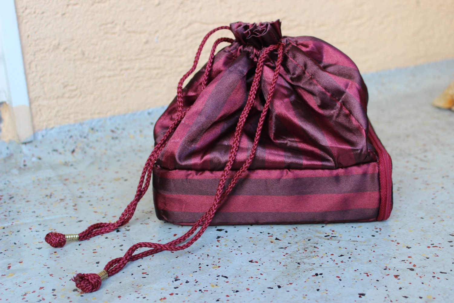 NEU! 90-er J. Vintage Satin Necessaire Kosmetik Beutel Tasche weinrot bordeaux