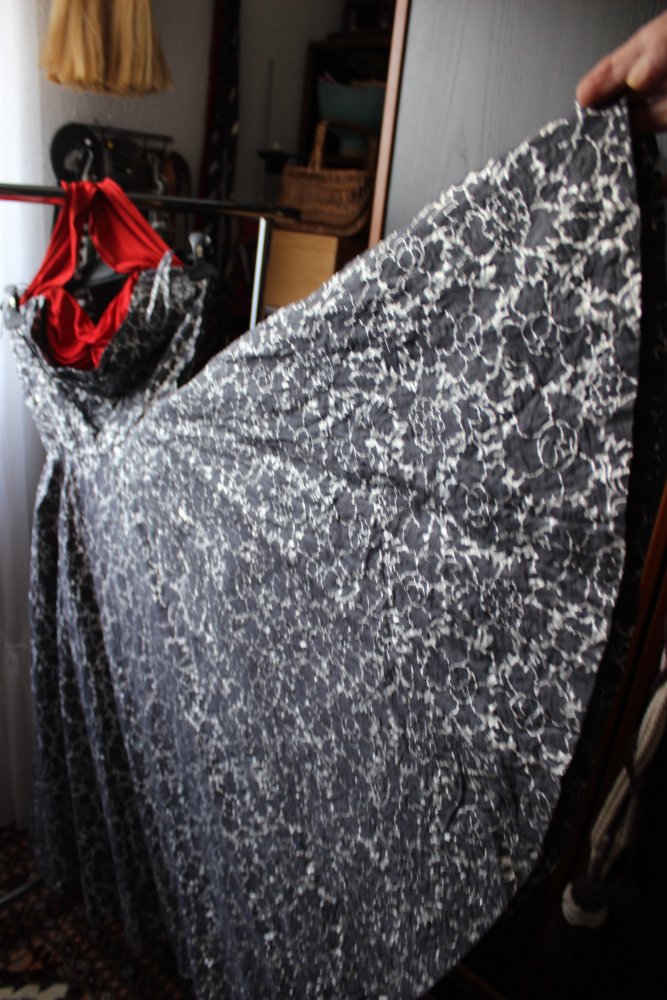 Vintage 40/50-er forties fifties Rockabilly Neckholder Balconette Cocktail Kleid XXL-Rocksaum 5,20 m!!! silber grau rot - Gr. 32/34 - BW-Crash