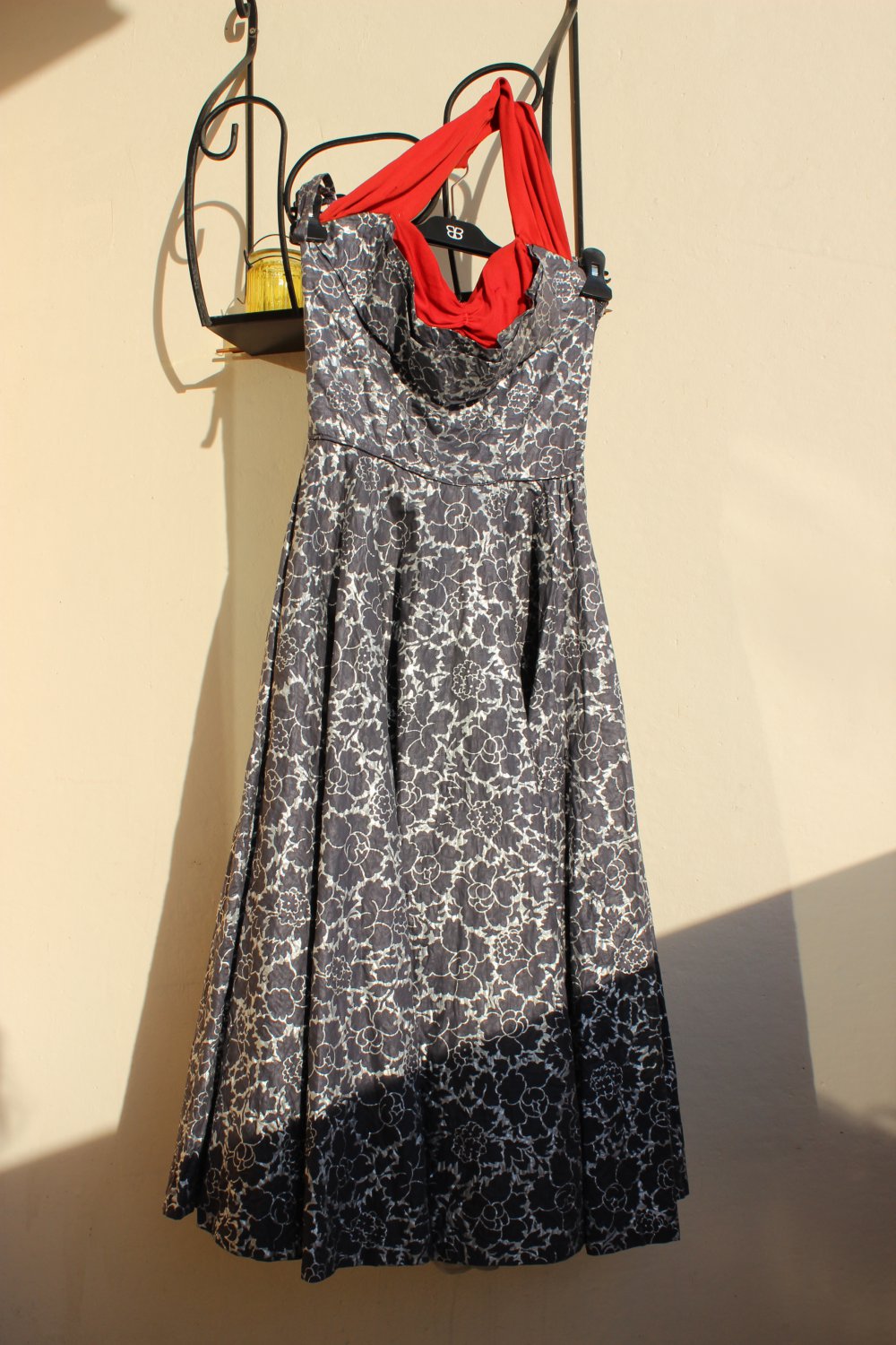 Vintage 40/50-er forties fifties Rockabilly Neckholder Balconette Cocktail Kleid XXL-Rocksaum 5,20 m!!! silber grau rot - Gr. 32/34 - BW-Crash