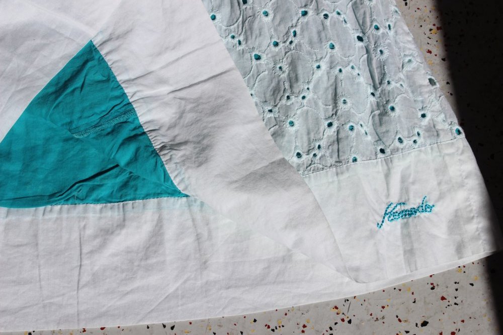 NEU! KOMODO Lochstickerei fair trade Batist Kleid weiß türkis