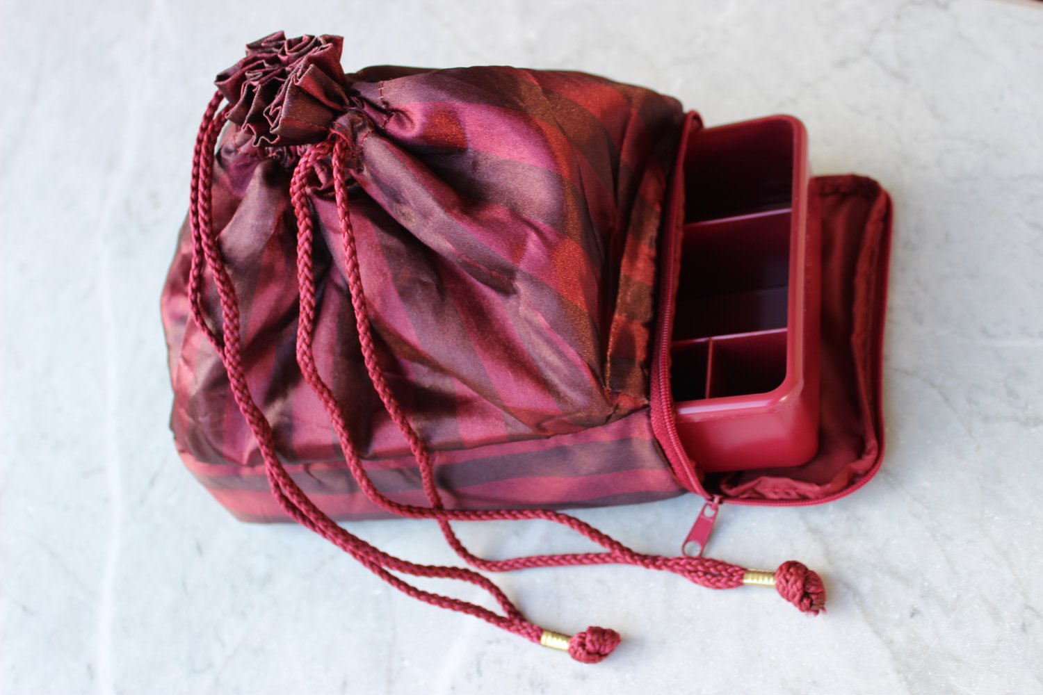 NEU! 90-er J. Vintage Satin Necessaire Kosmetik Beutel Tasche weinrot bordeaux