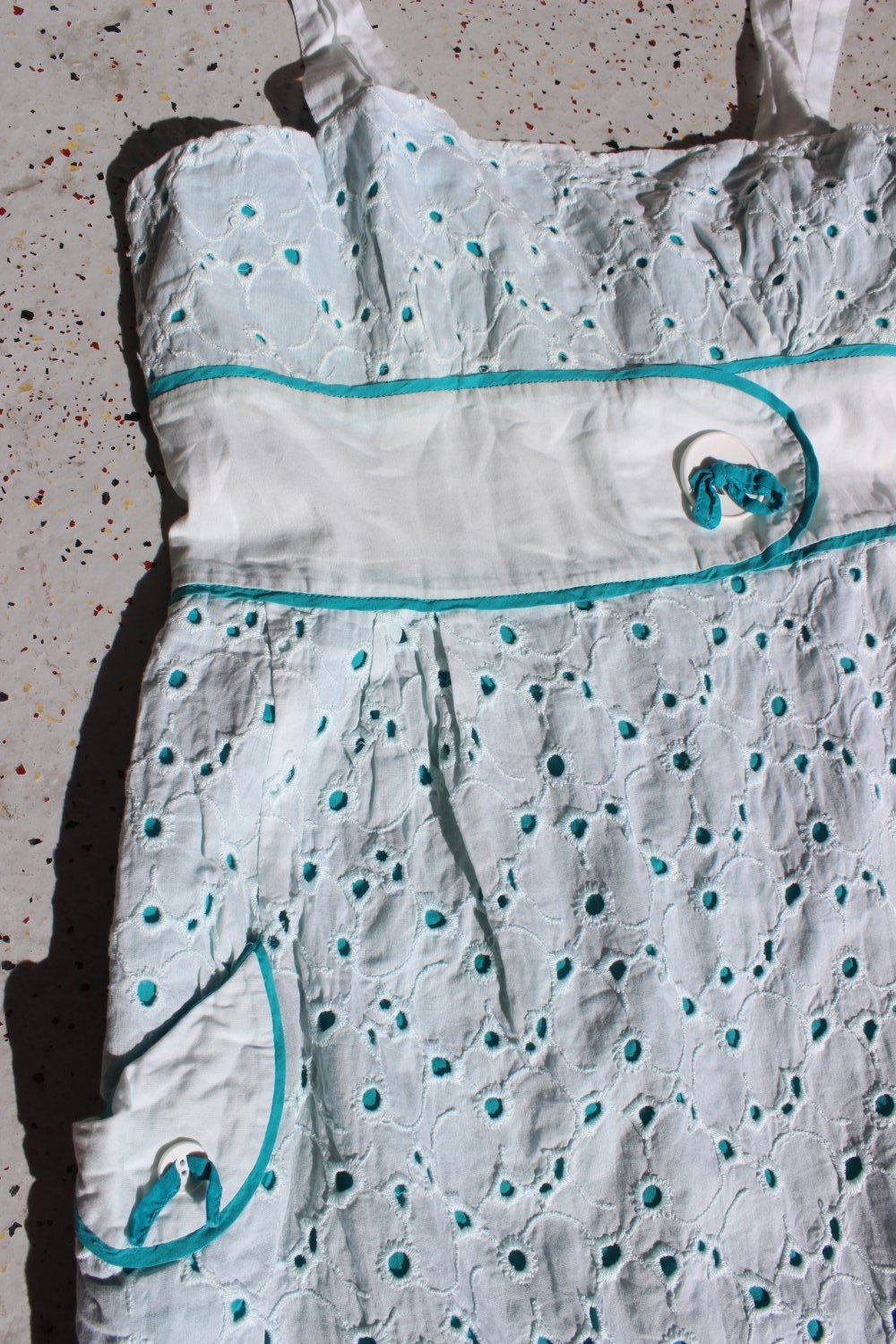 NEU! KOMODO Lochstickerei fair trade Batist Kleid weiß türkis