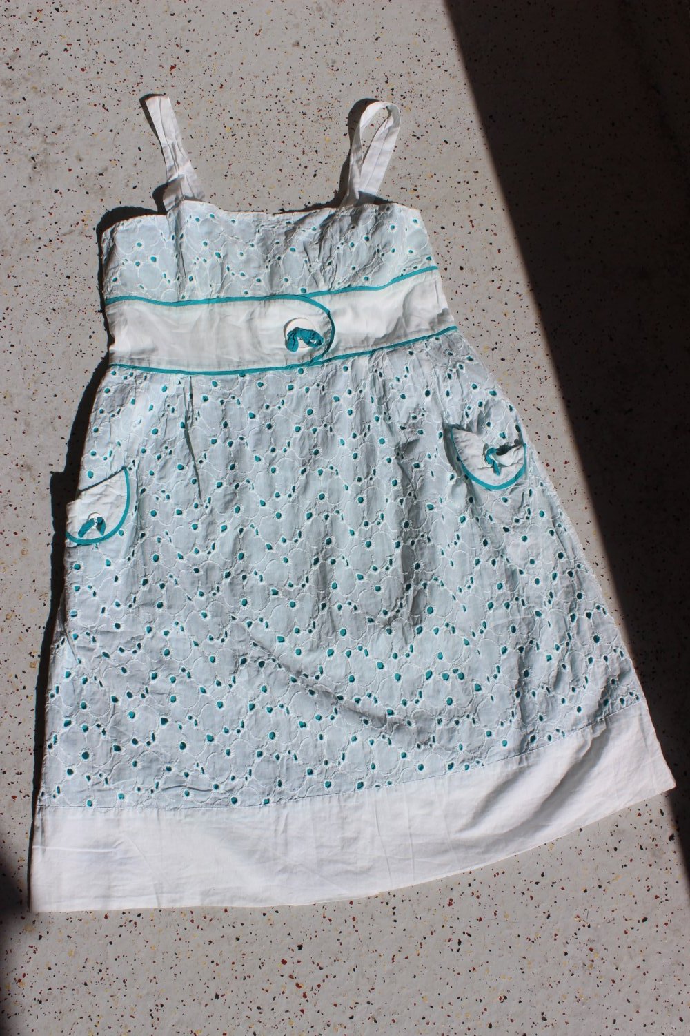 NEU! KOMODO Lochstickerei fair trade Batist Kleid weiß türkis