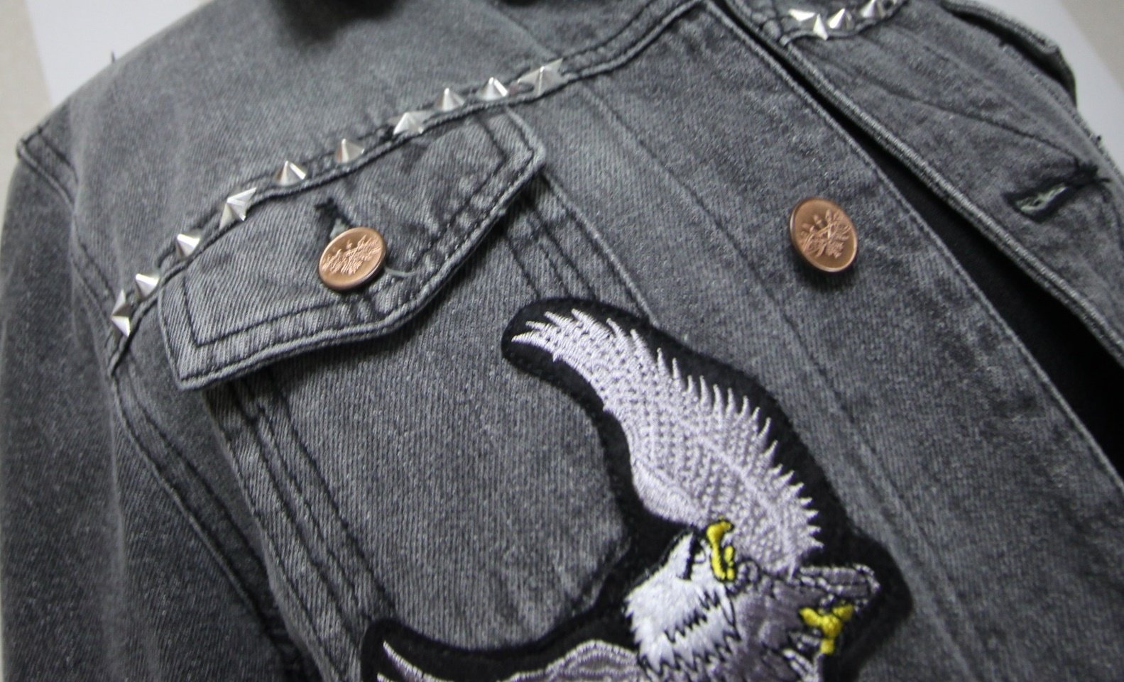 Broken Arrow Jeansjacke Adler Totenkopf Flagge Nieten Studs Statement