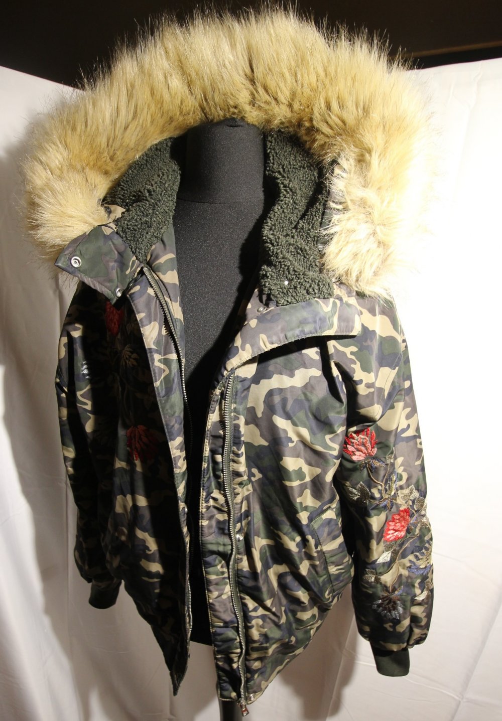 Zara Jacke Camouflage Kunstpelz Kunstfell Army military Tarnfarben Blumen Flowers