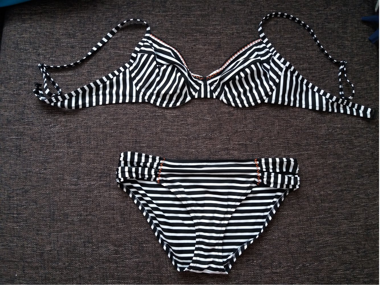 Gestreifter Bikini