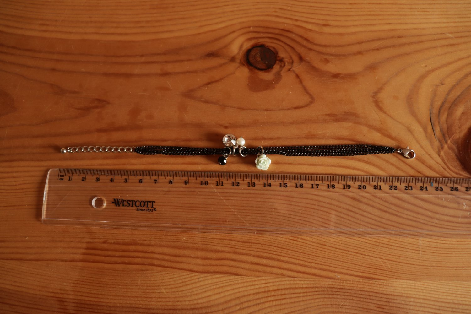 Armband mit Rose und Steinchen