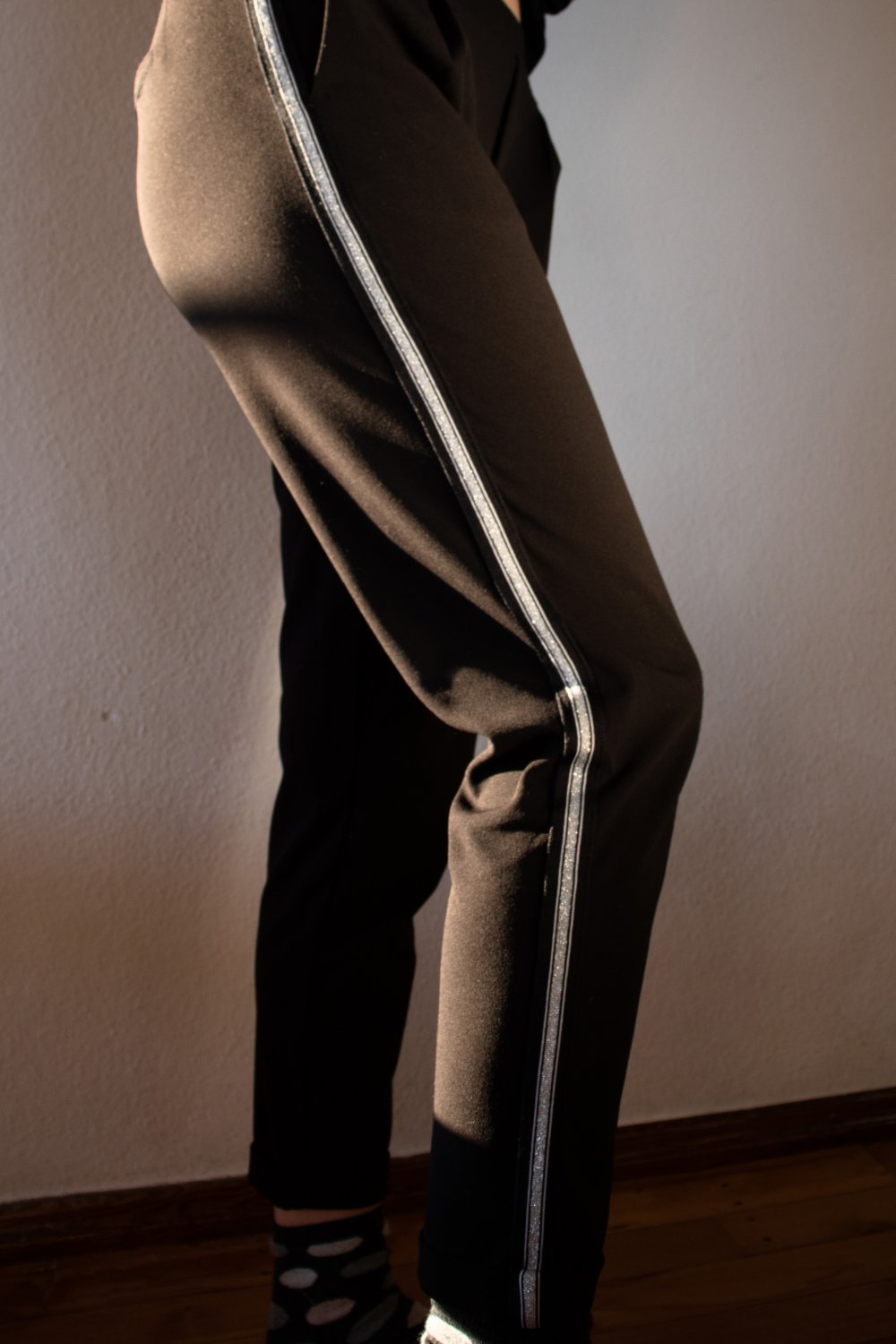 Schwarze Stoffhose mit Glitzerstreifen