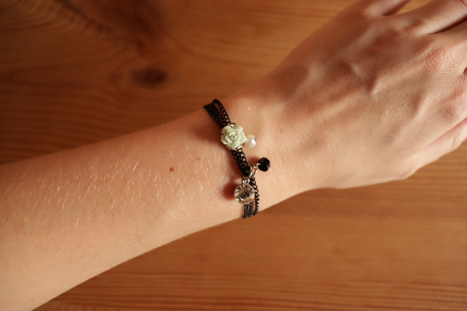 Armband mit Rose und Steinchen
