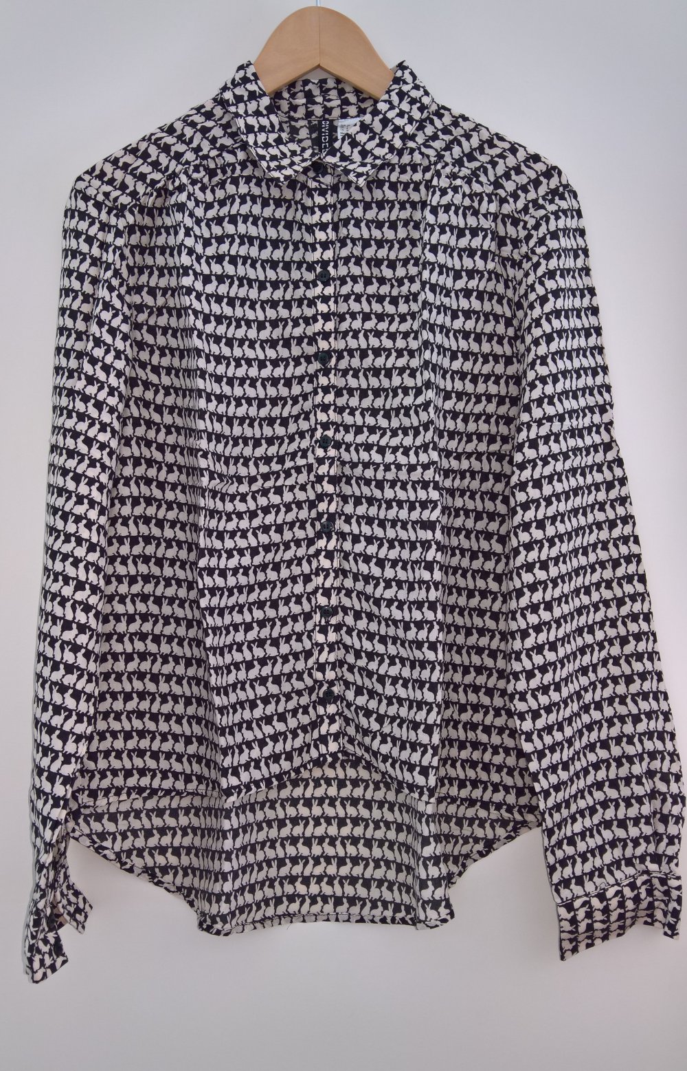 ungetragene Bluse mit Häschenmotiv