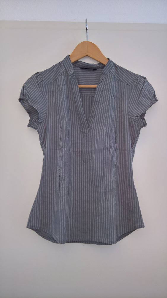 ungetragene, grau gestreifte Bluse