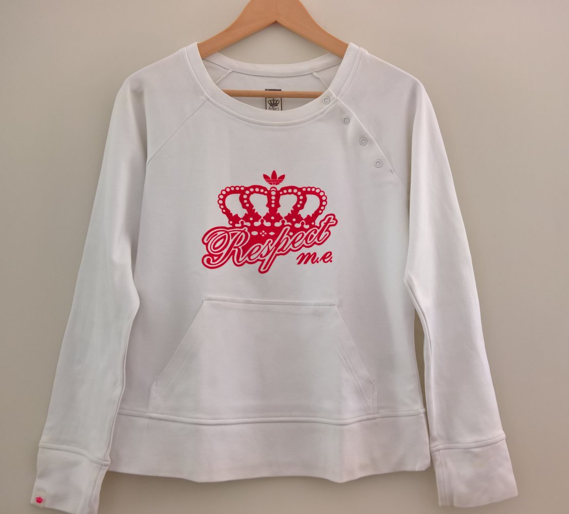 Adidassweatshirt mit rotem Samtaufdruck